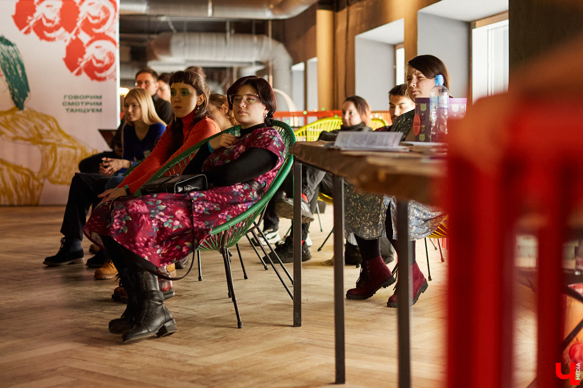 В выходные состоялось открытие «No Flowers Fest» — благотворительного феминистского фестиваля во Владимире. Несколько неравнодушных подруг превратили вечеринку до ряда событий в течение марта. Что из этого получилось?