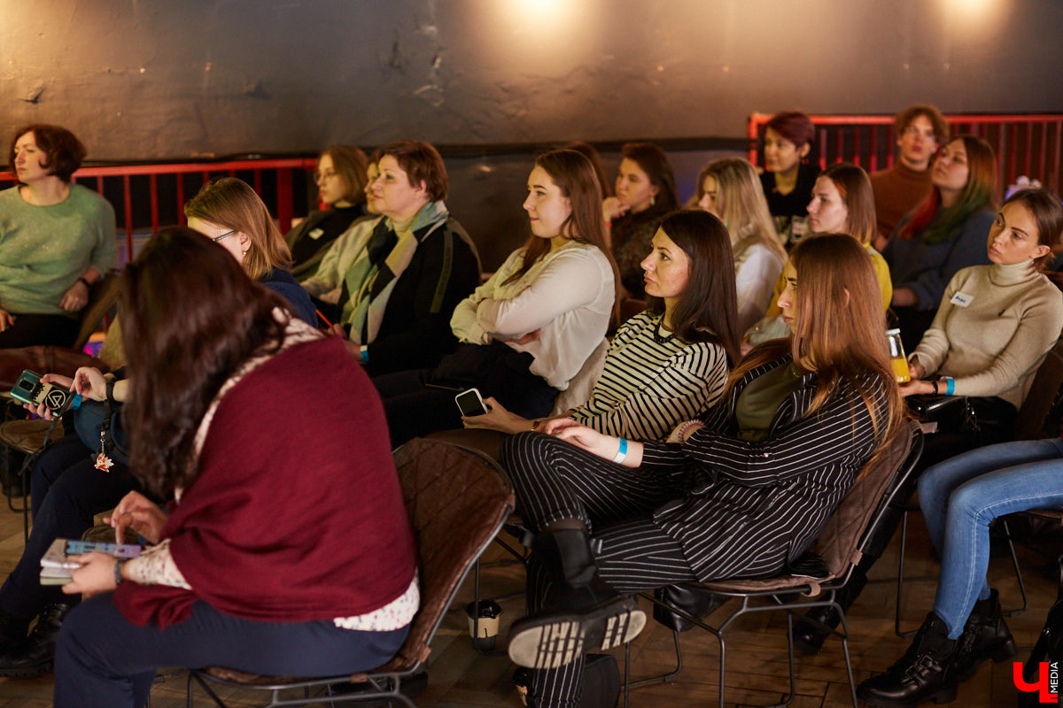 В выходные состоялось открытие «No Flowers Fest» — благотворительного феминистского фестиваля во Владимире. Несколько неравнодушных подруг превратили вечеринку до ряда событий в течение марта. Что из этого получилось?