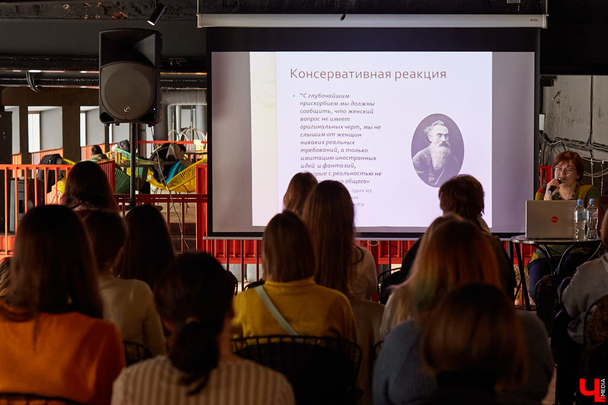 В выходные состоялось открытие «No Flowers Fest» — благотворительного феминистского фестиваля во Владимире. Несколько неравнодушных подруг превратили вечеринку до ряда событий в течение марта. Что из этого получилось?