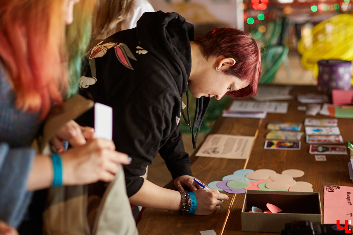 В выходные состоялось открытие «No Flowers Fest» — благотворительного феминистского фестиваля во Владимире. Несколько неравнодушных подруг превратили вечеринку до ряда событий в течение марта. Что из этого получилось?