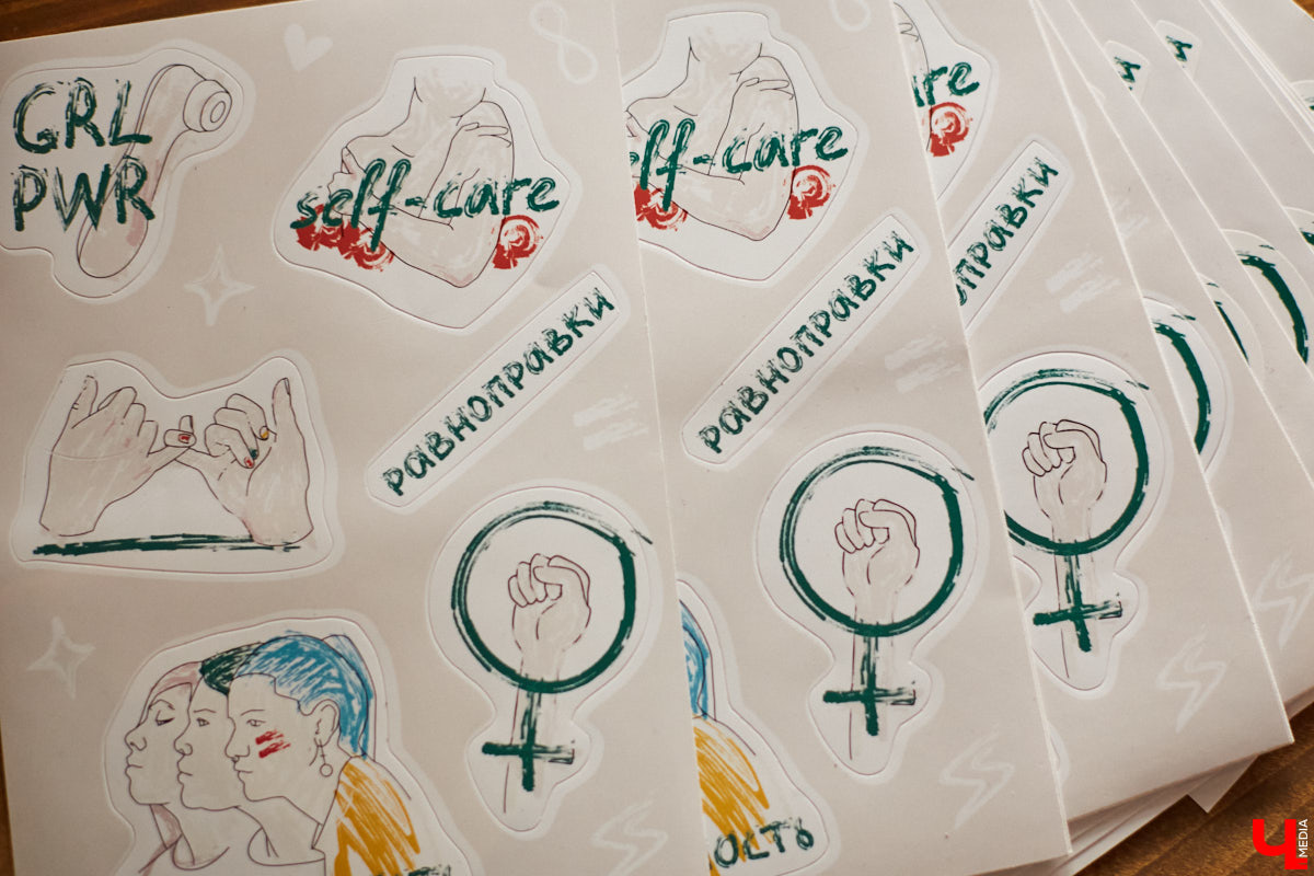 В выходные состоялось открытие «No Flowers Fest» — благотворительного феминистского фестиваля во Владимире. Несколько неравнодушных подруг превратили вечеринку до ряда событий в течение марта. Что из этого получилось?