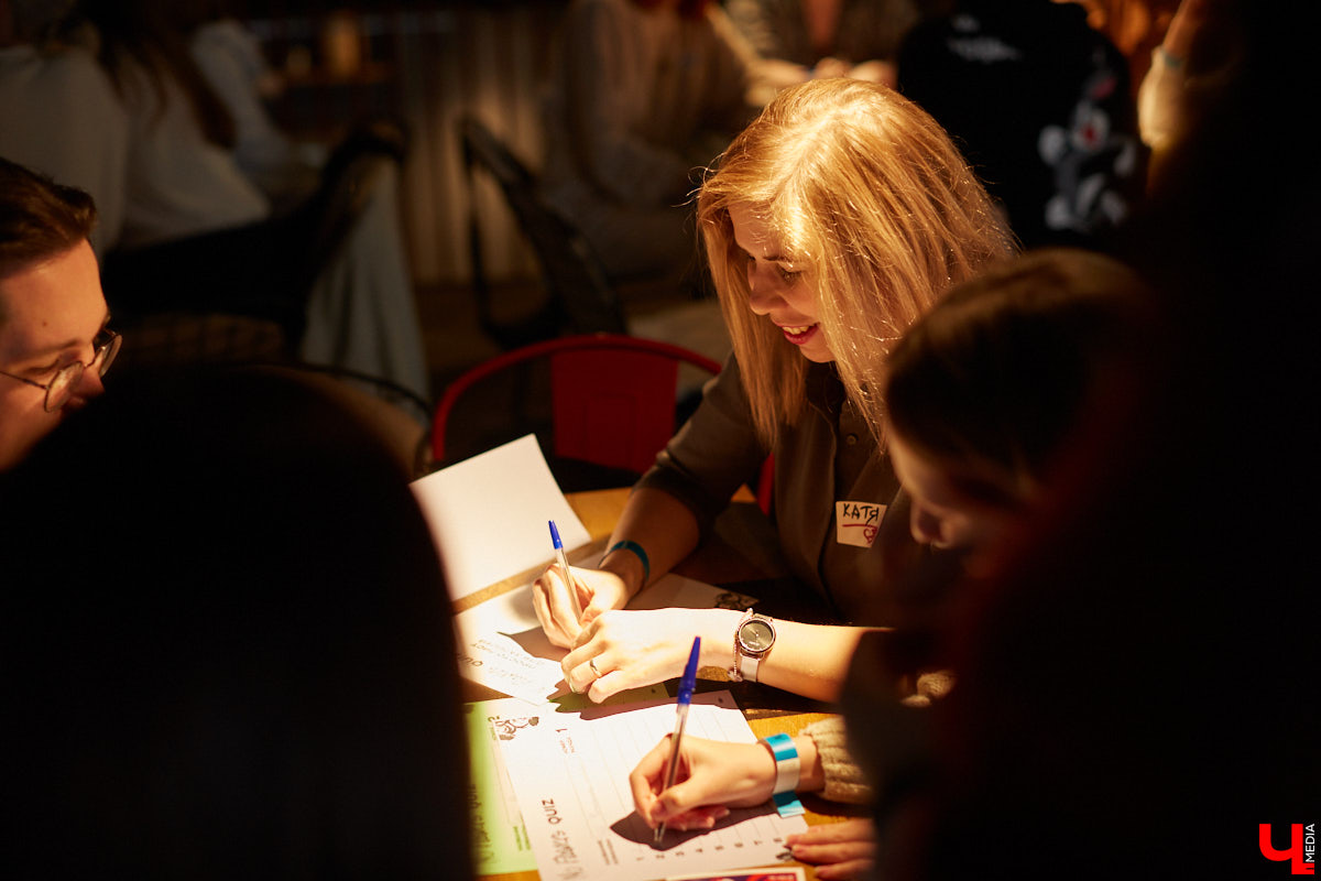 В выходные состоялось открытие «No Flowers Fest» — благотворительного феминистского фестиваля во Владимире. Несколько неравнодушных подруг превратили вечеринку до ряда событий в течение марта. Что из этого получилось?