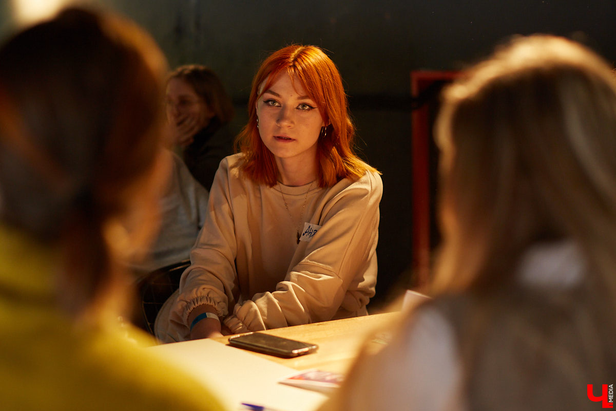 В выходные состоялось открытие «No Flowers Fest» — благотворительного феминистского фестиваля во Владимире. Несколько неравнодушных подруг превратили вечеринку до ряда событий в течение марта. Что из этого получилось?