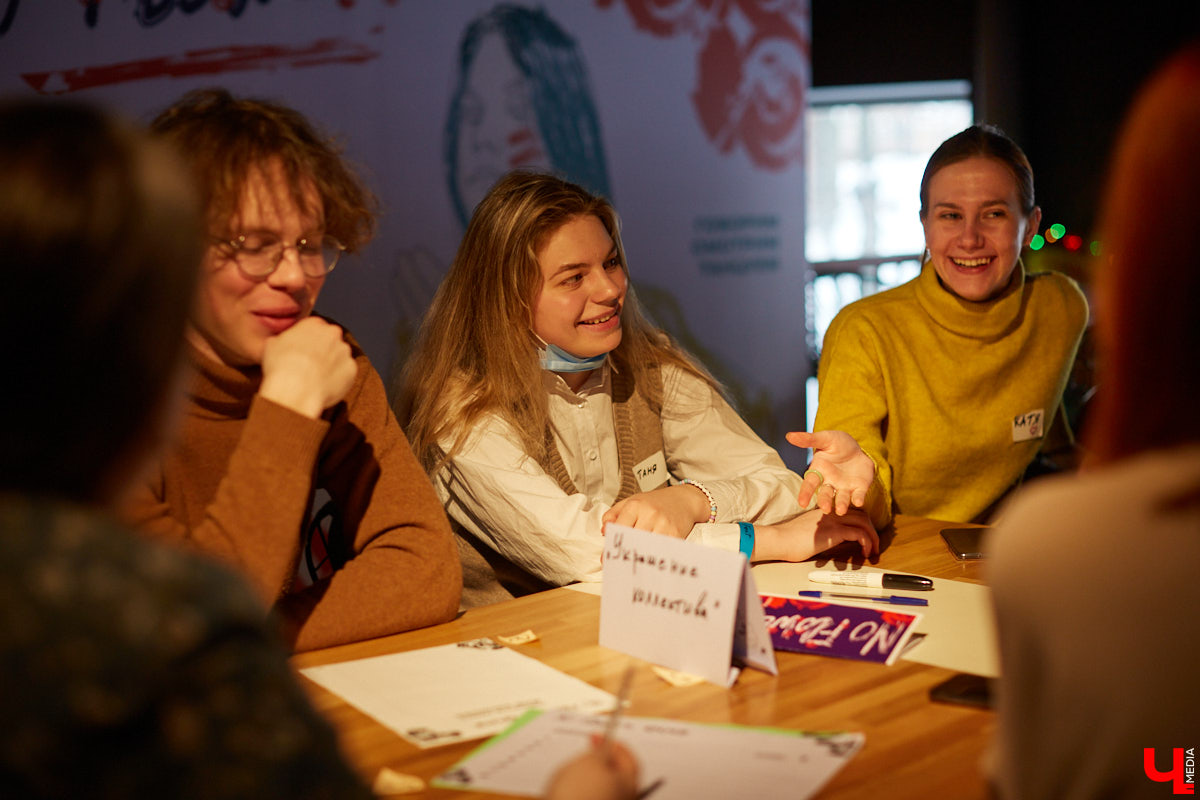 В выходные состоялось открытие «No Flowers Fest» — благотворительного феминистского фестиваля во Владимире. Несколько неравнодушных подруг превратили вечеринку до ряда событий в течение марта. Что из этого получилось?