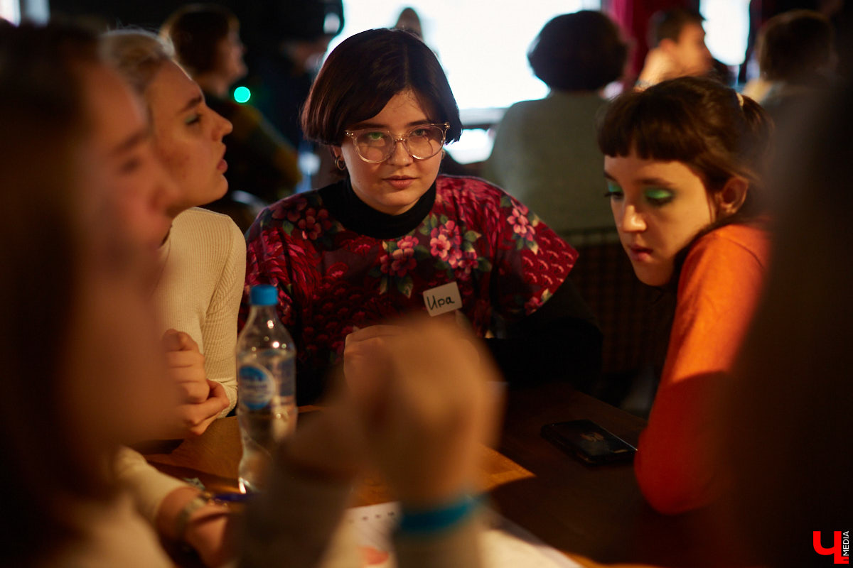 В выходные состоялось открытие «No Flowers Fest» — благотворительного феминистского фестиваля во Владимире. Несколько неравнодушных подруг превратили вечеринку до ряда событий в течение марта. Что из этого получилось?