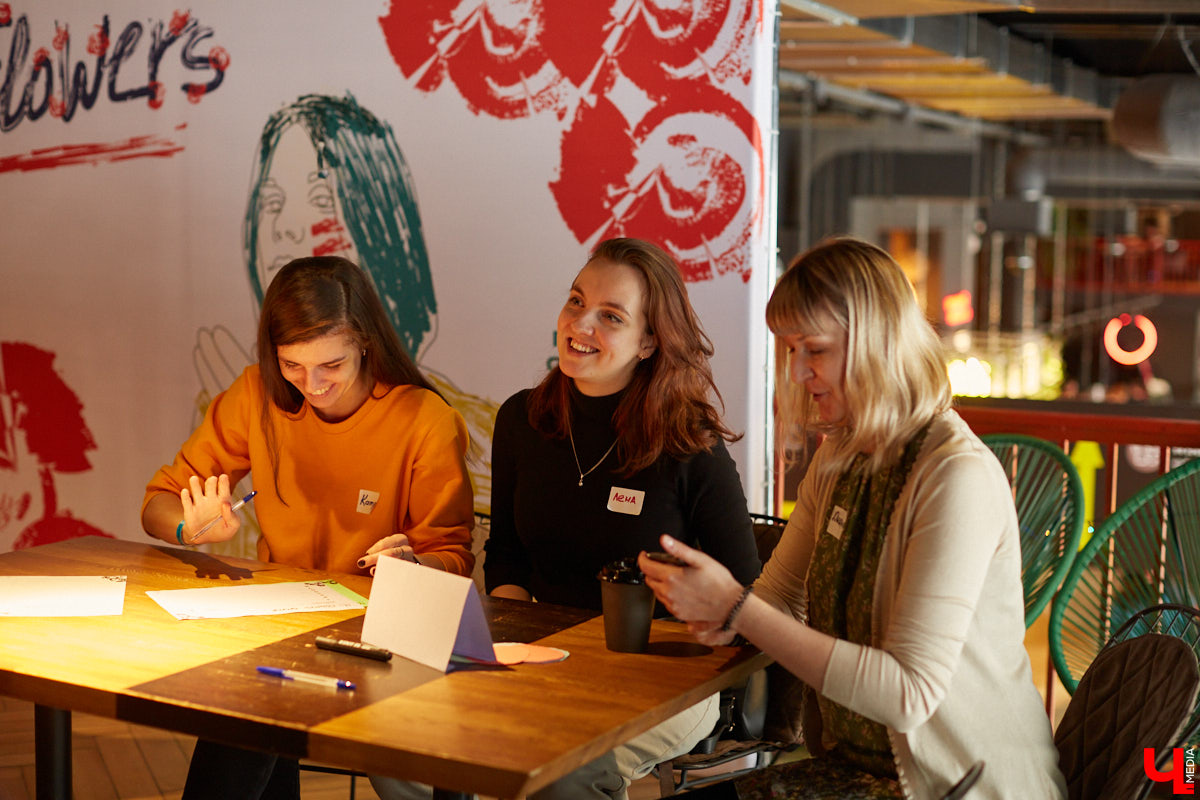 В выходные состоялось открытие «No Flowers Fest» — благотворительного феминистского фестиваля во Владимире. Несколько неравнодушных подруг превратили вечеринку до ряда событий в течение марта. Что из этого получилось?