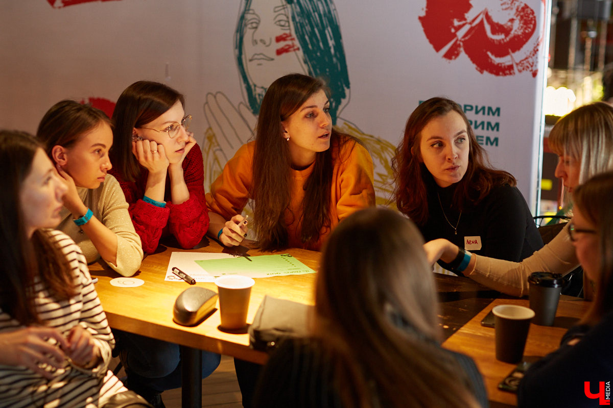 В выходные состоялось открытие «No Flowers Fest» — благотворительного феминистского фестиваля во Владимире. Несколько неравнодушных подруг превратили вечеринку до ряда событий в течение марта. Что из этого получилось?