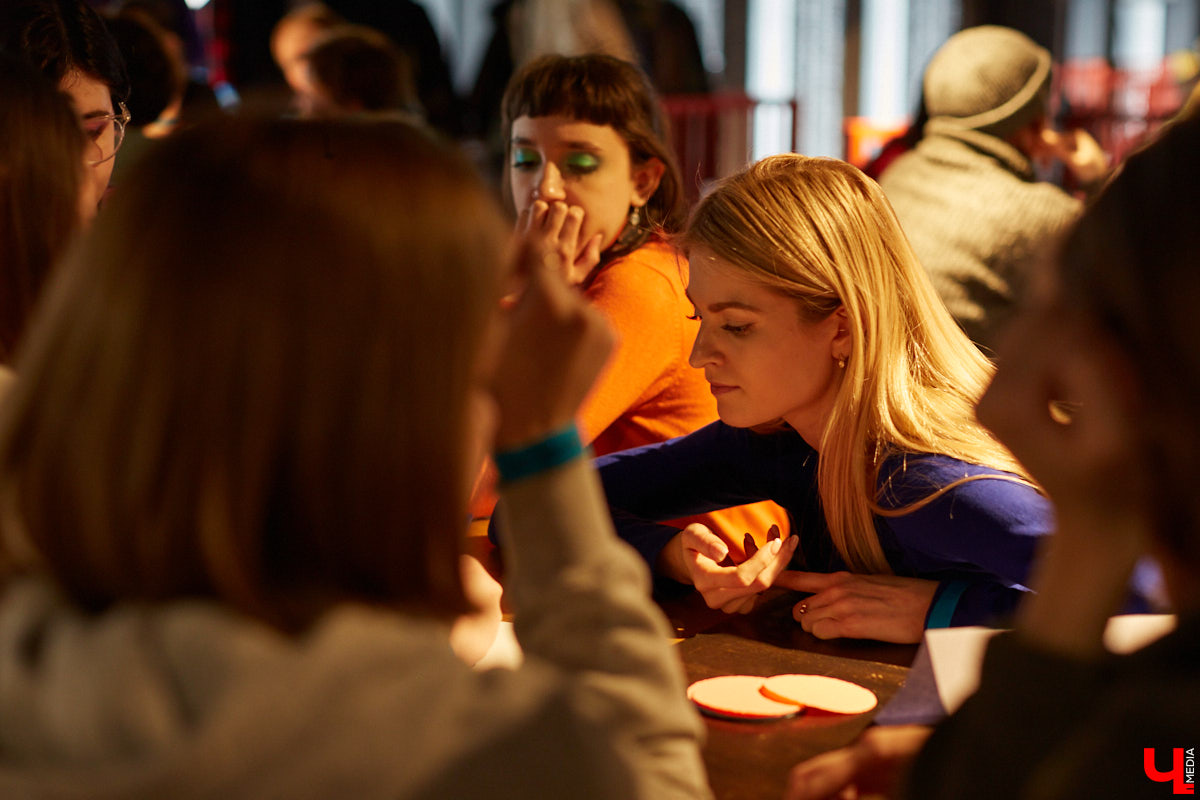 В выходные состоялось открытие «No Flowers Fest» — благотворительного феминистского фестиваля во Владимире. Несколько неравнодушных подруг превратили вечеринку до ряда событий в течение марта. Что из этого получилось?