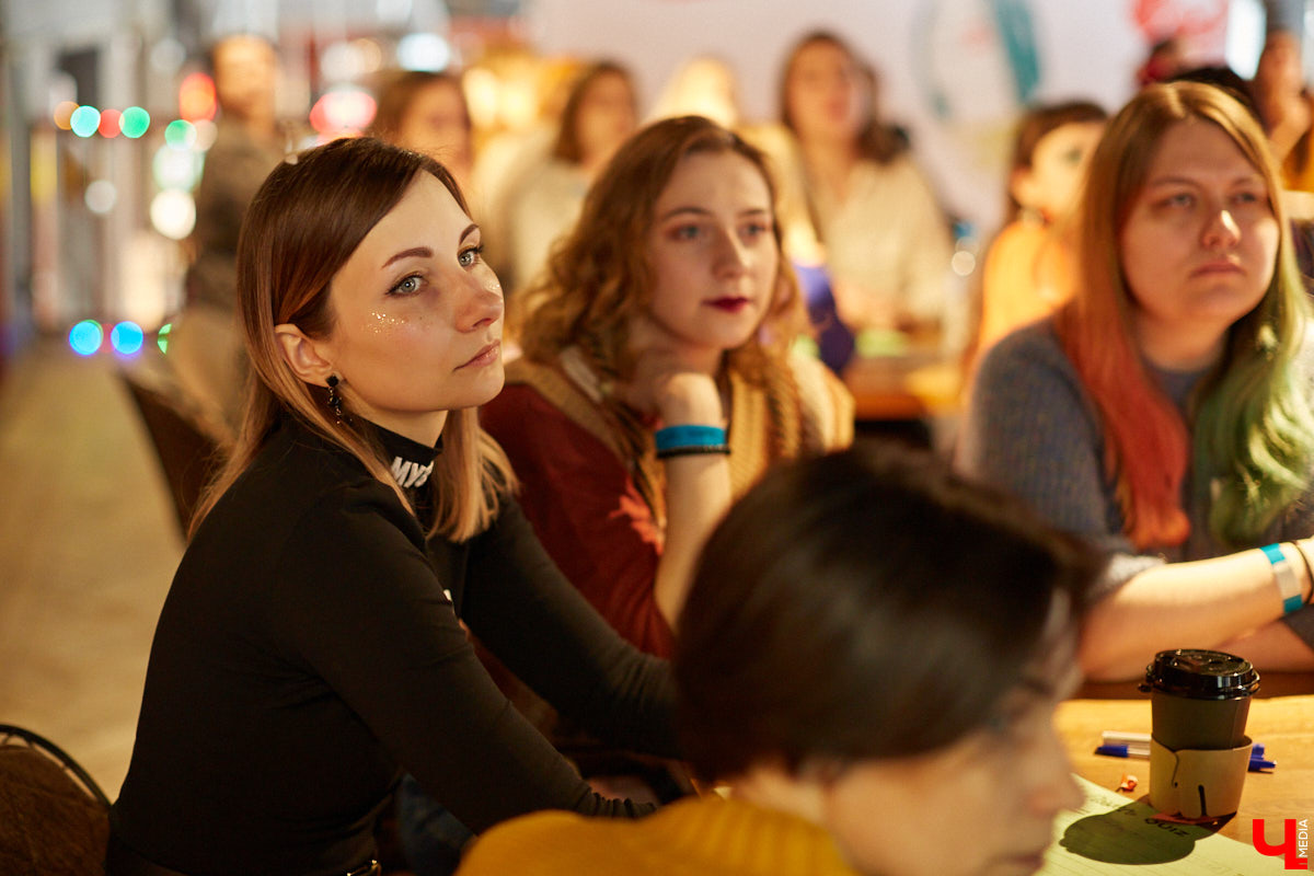 В выходные состоялось открытие «No Flowers Fest» — благотворительного феминистского фестиваля во Владимире. Несколько неравнодушных подруг превратили вечеринку до ряда событий в течение марта. Что из этого получилось?