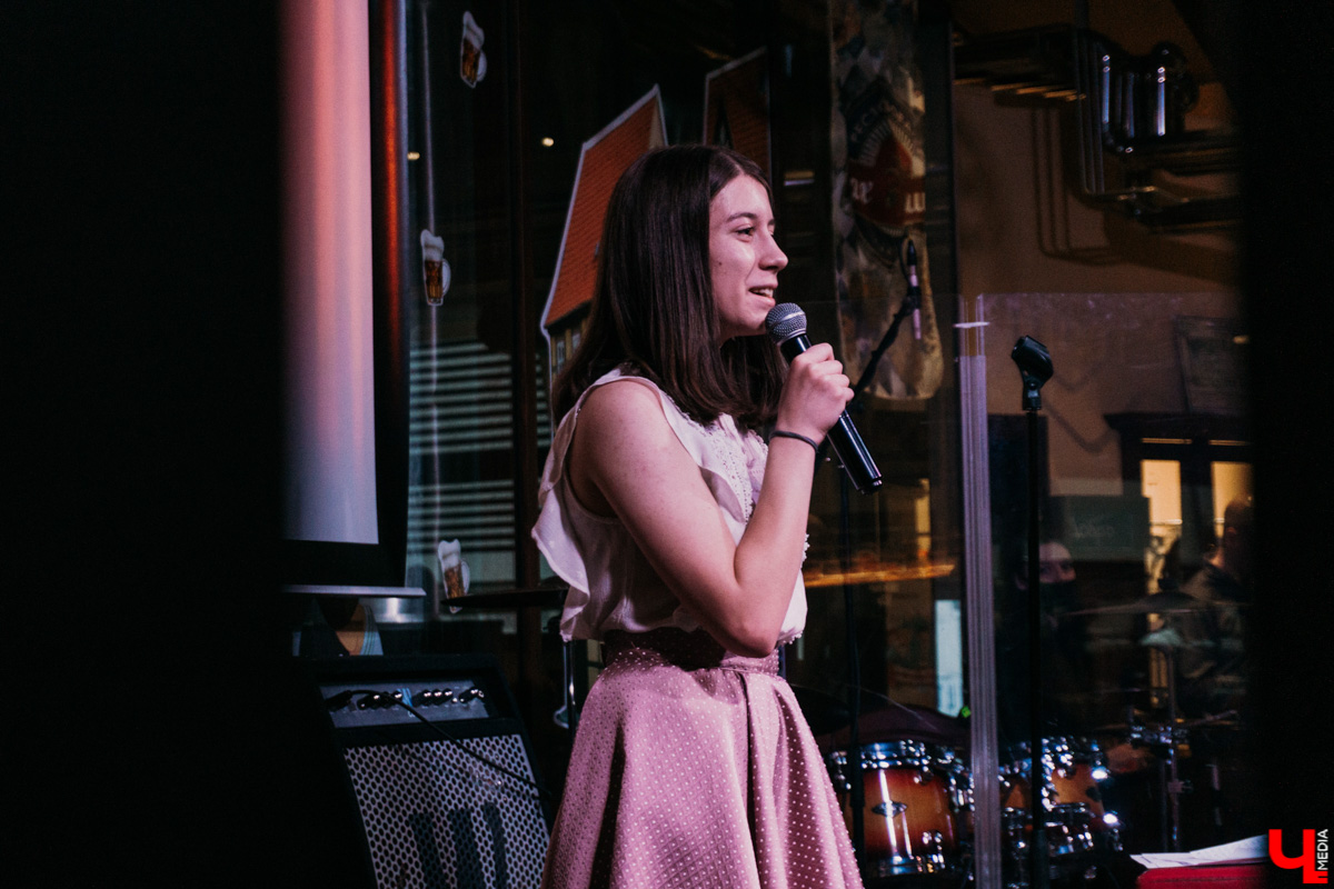 Резидент «StandUp» на ТНТ Виктория Складчикова собрала более сотни владимирских женщин на откровенный диалог. Собственно, о чем говорят женщины?