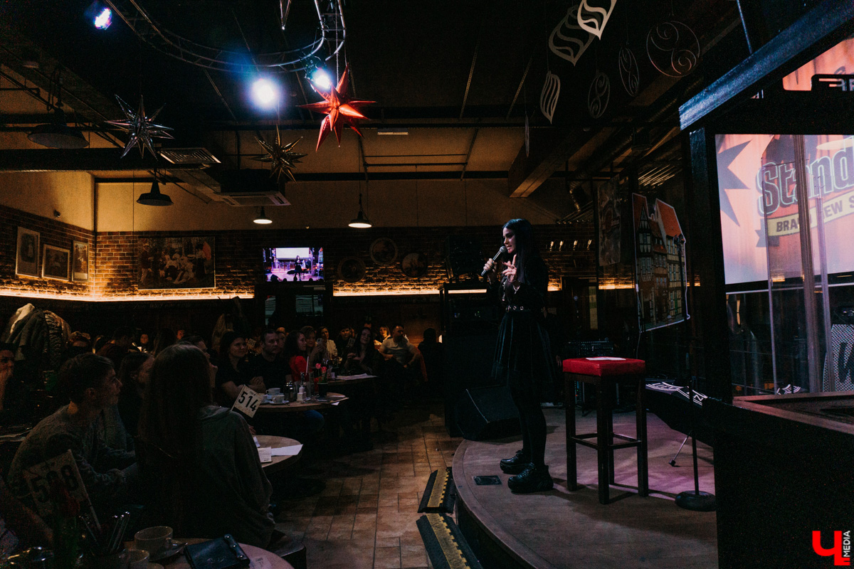 Резидент «StandUp» на ТНТ Виктория Складчикова собрала более сотни владимирских женщин на откровенный диалог. Собственно, о чем говорят женщины?