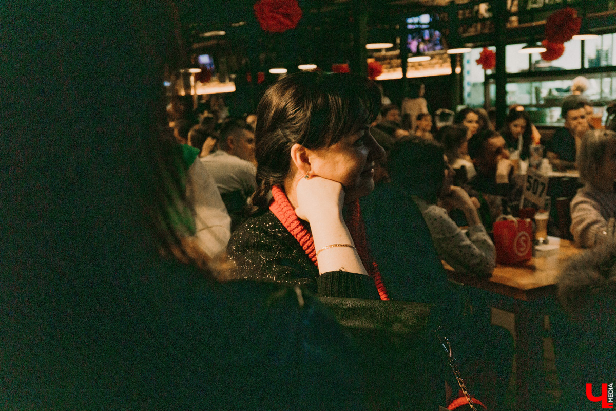 Резидент «StandUp» на ТНТ Виктория Складчикова собрала более сотни владимирских женщин на откровенный диалог. Собственно, о чем говорят женщины?