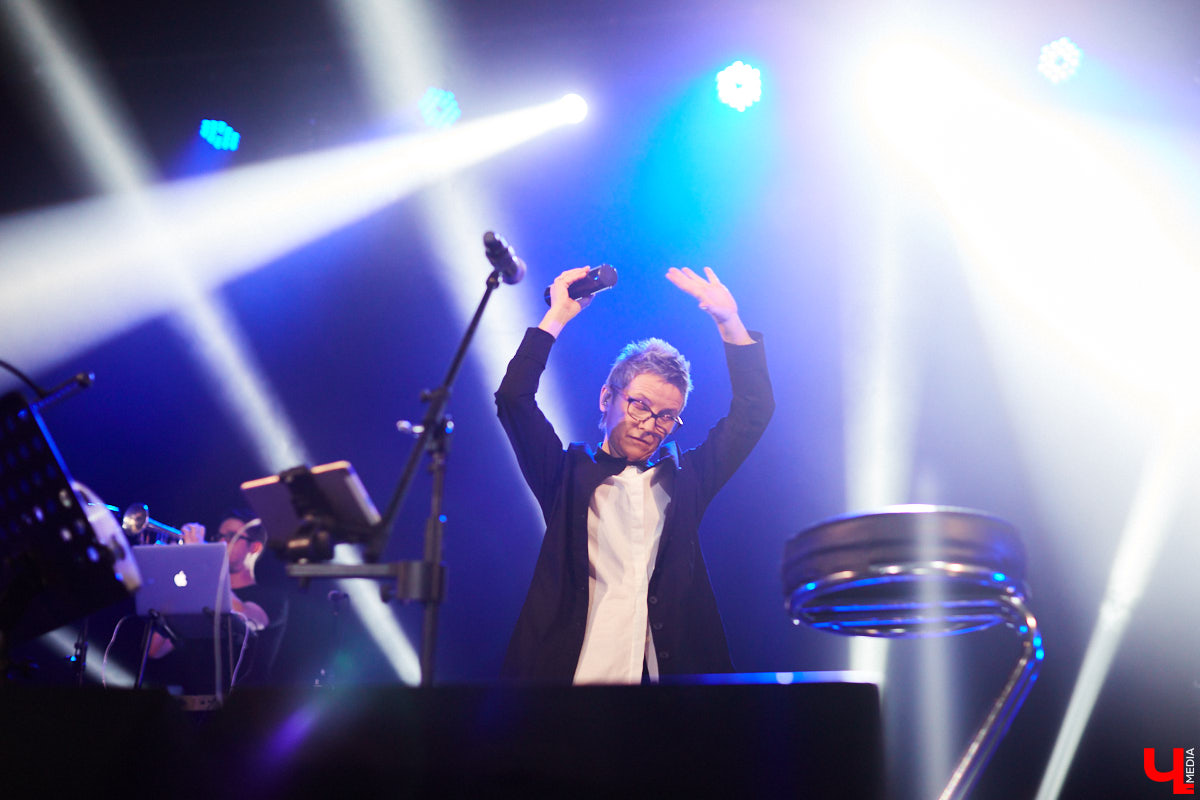 Накануне Международного женского дня к нам во Владимир пожаловали Светлана Сурганова и ее оркестр. Это был первый после длительной паузы концерт певицы.