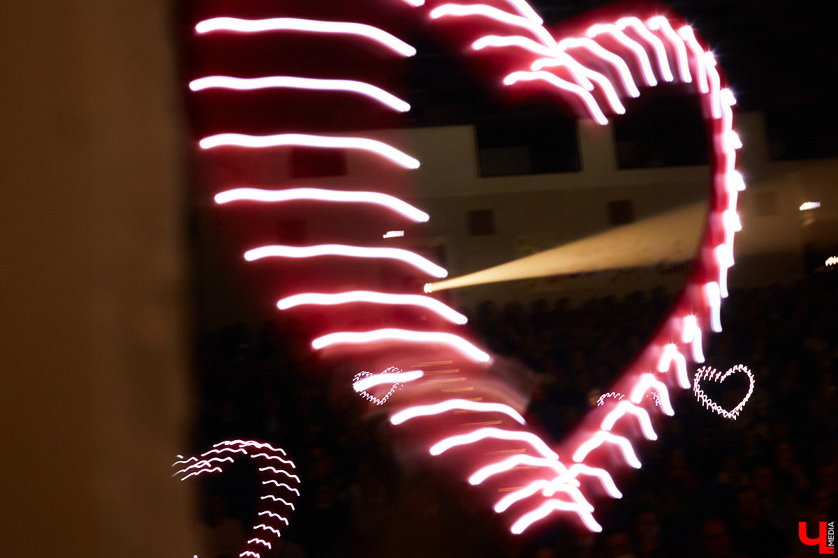 Накануне Международного женского дня к нам во Владимир пожаловали Светлана Сурганова и ее оркестр. Это был первый после длительной паузы концерт певицы.