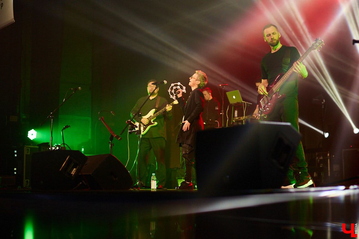 Накануне Международного женского дня к нам во Владимир пожаловали Светлана Сурганова и ее оркестр. Это был первый после длительной паузы концерт певицы.