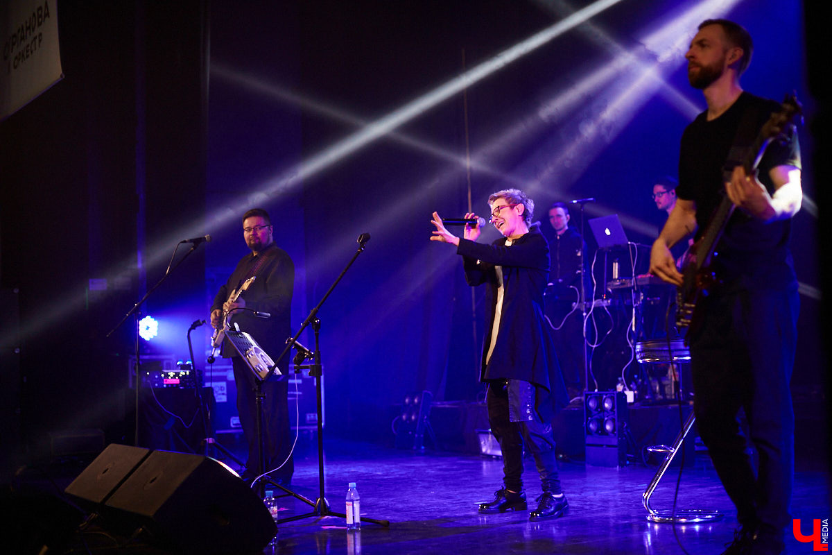 Накануне Международного женского дня к нам во Владимир пожаловали Светлана Сурганова и ее оркестр. Это был первый после длительной паузы концерт певицы.