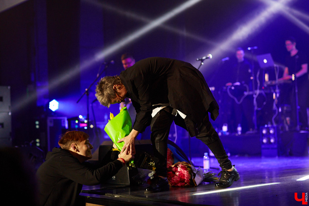 Накануне Международного женского дня к нам во Владимир пожаловали Светлана Сурганова и ее оркестр. Это был первый после длительной паузы концерт певицы.