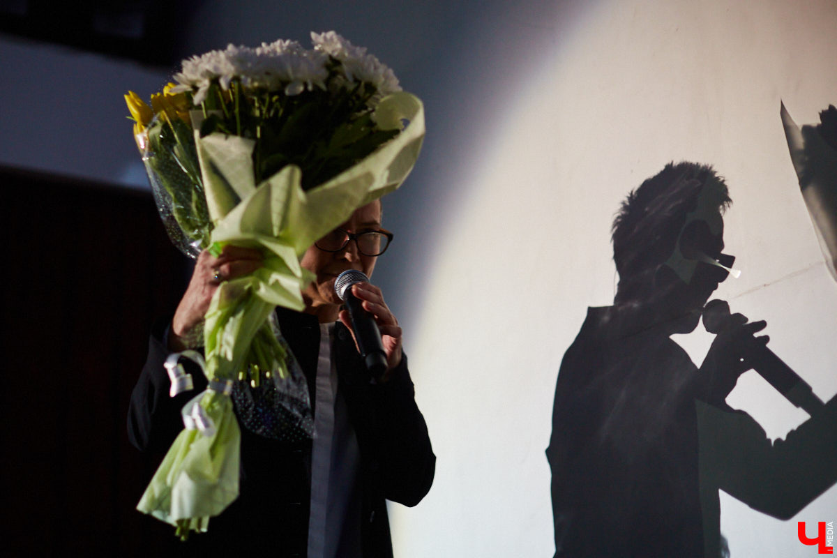 Накануне Международного женского дня к нам во Владимир пожаловали Светлана Сурганова и ее оркестр. Это был первый после длительной паузы концерт певицы.