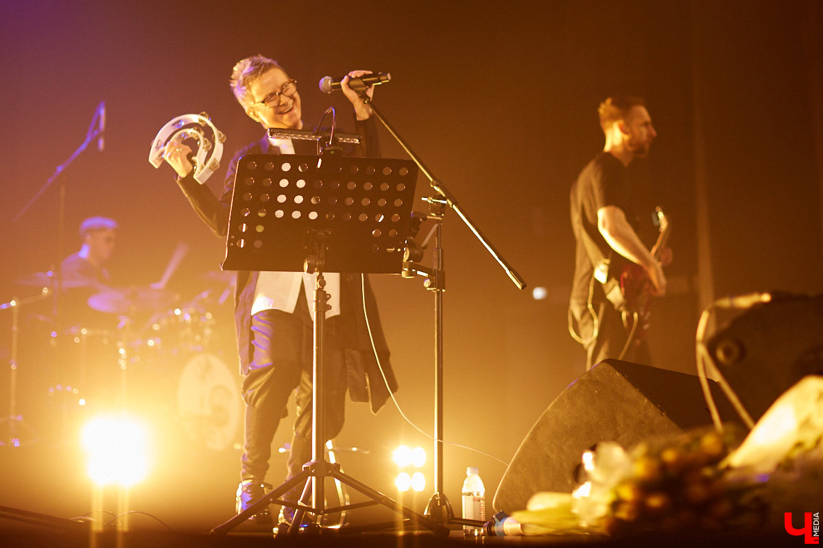 Накануне Международного женского дня к нам во Владимир пожаловали Светлана Сурганова и ее оркестр. Это был первый после длительной паузы концерт певицы.