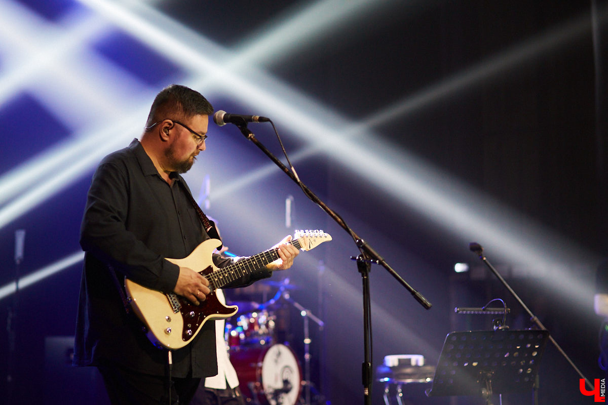 Накануне Международного женского дня к нам во Владимир пожаловали Светлана Сурганова и ее оркестр. Это был первый после длительной паузы концерт певицы.