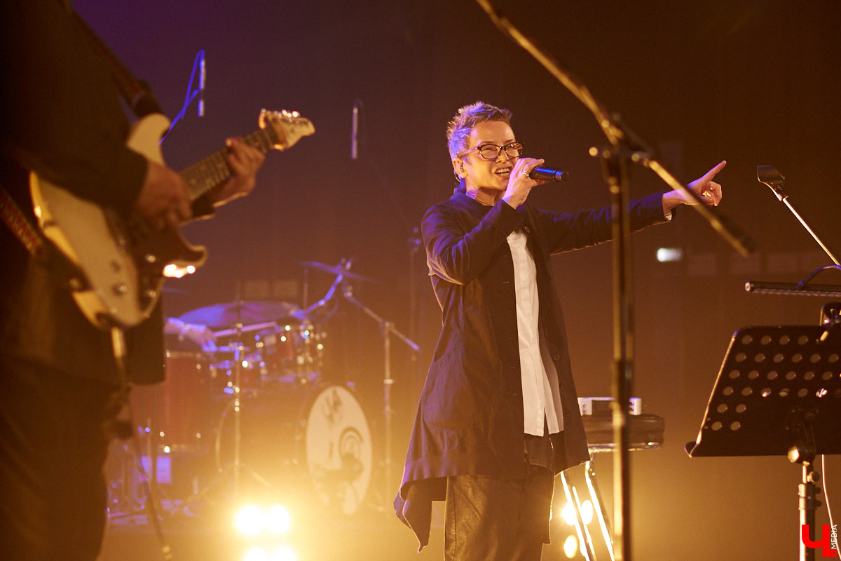 Накануне Международного женского дня к нам во Владимир пожаловали Светлана Сурганова и ее оркестр. Это был первый после длительной паузы концерт певицы.