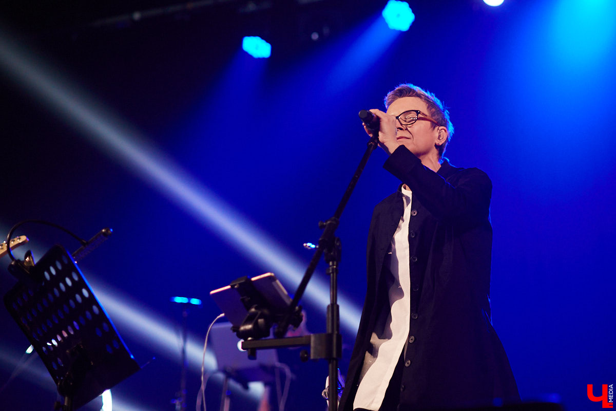 Накануне Международного женского дня к нам во Владимир пожаловали Светлана Сурганова и ее оркестр. Это был первый после длительной паузы концерт певицы.