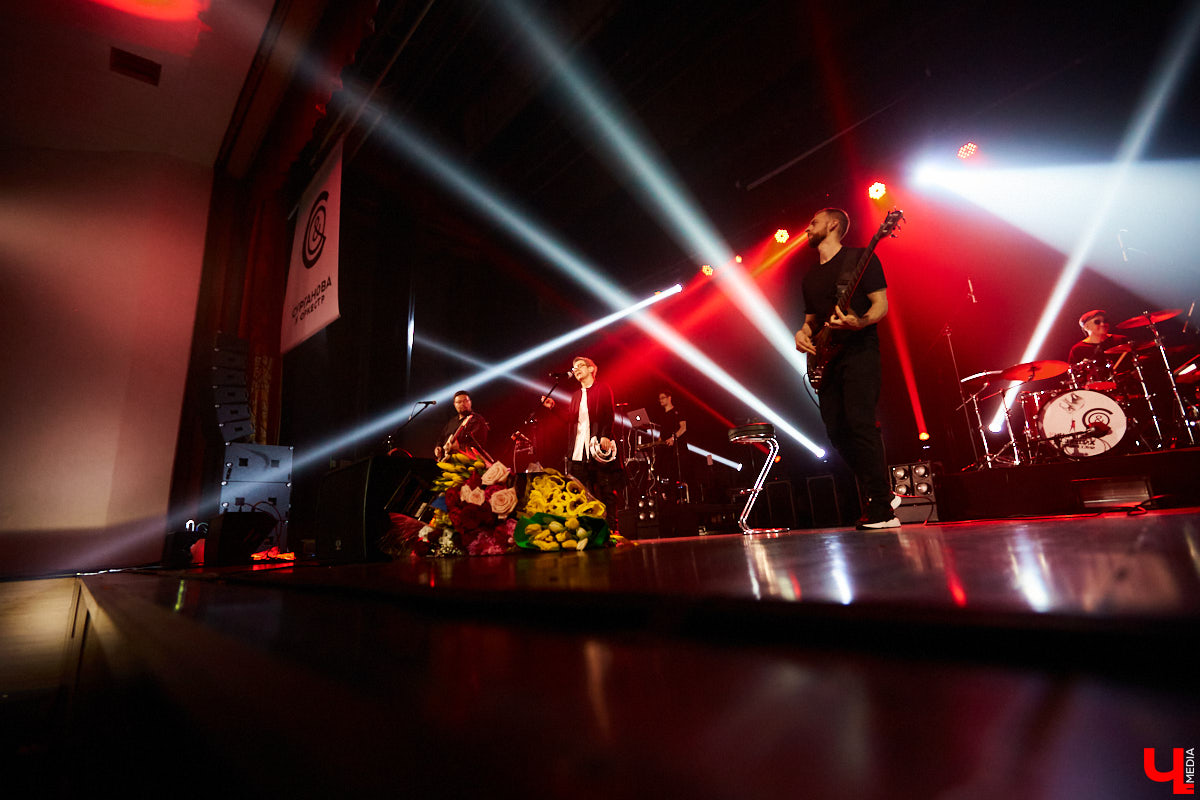 Накануне Международного женского дня к нам во Владимир пожаловали Светлана Сурганова и ее оркестр. Это был первый после длительной паузы концерт певицы.