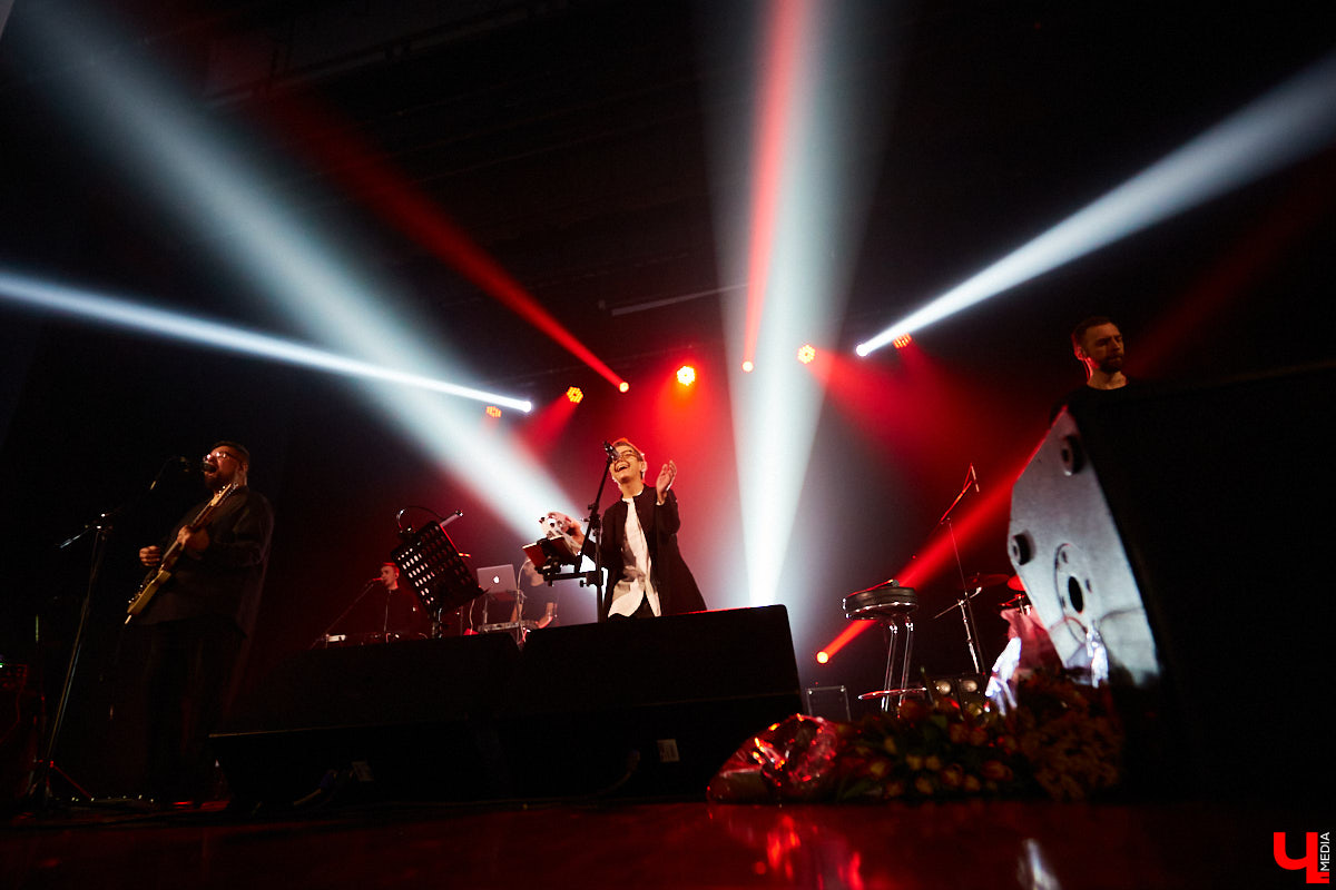 Накануне Международного женского дня к нам во Владимир пожаловали Светлана Сурганова и ее оркестр. Это был первый после длительной паузы концерт певицы.