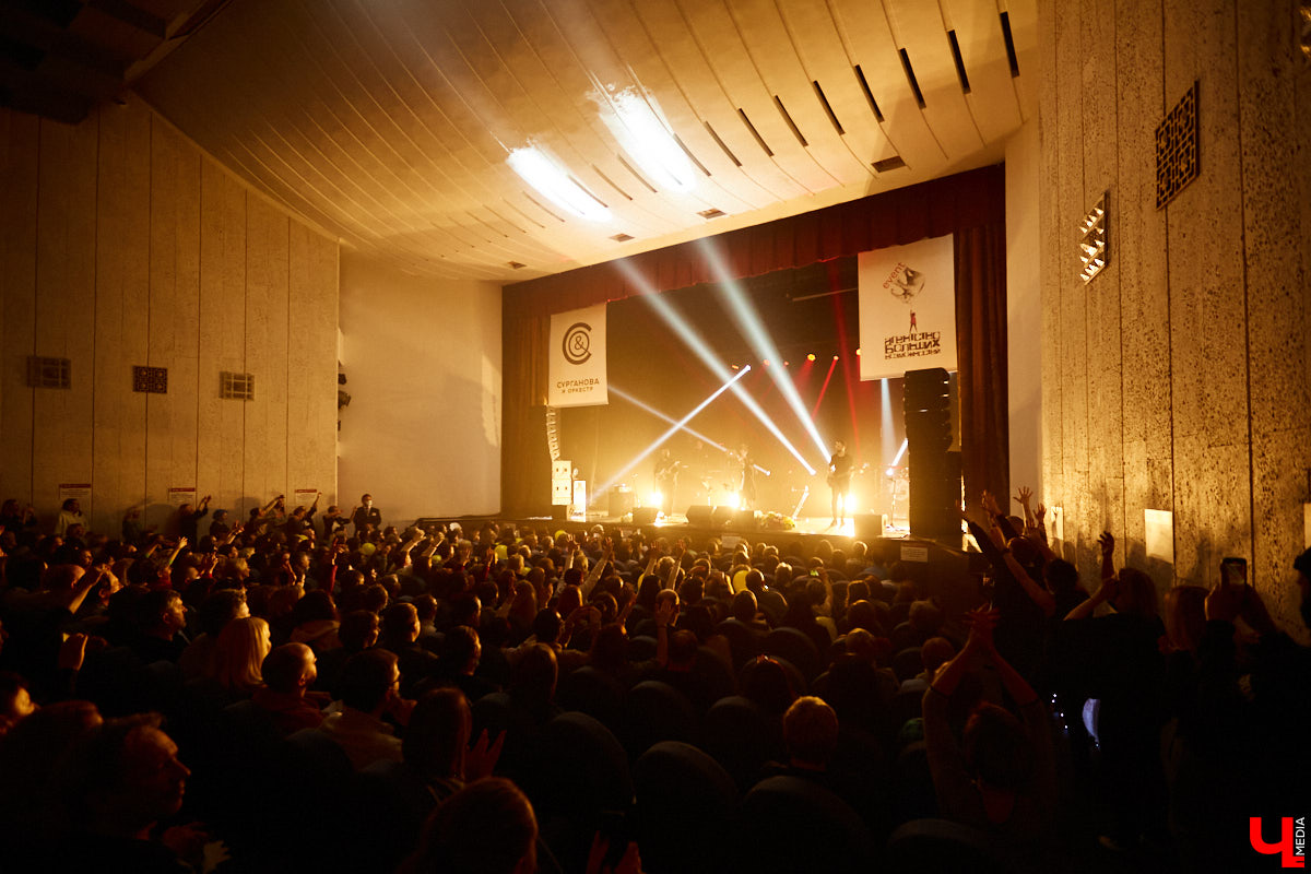 Накануне Международного женского дня к нам во Владимир пожаловали Светлана Сурганова и ее оркестр. Это был первый после длительной паузы концерт певицы.