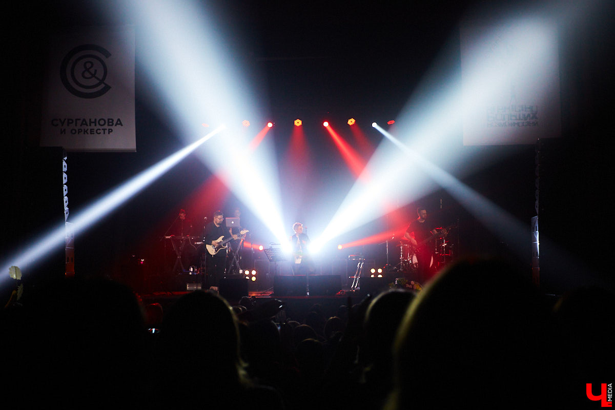 Накануне Международного женского дня к нам во Владимир пожаловали Светлана Сурганова и ее оркестр. Это был первый после длительной паузы концерт певицы.