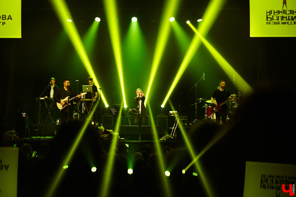 Накануне Международного женского дня к нам во Владимир пожаловали Светлана Сурганова и ее оркестр. Это был первый после длительной паузы концерт певицы.