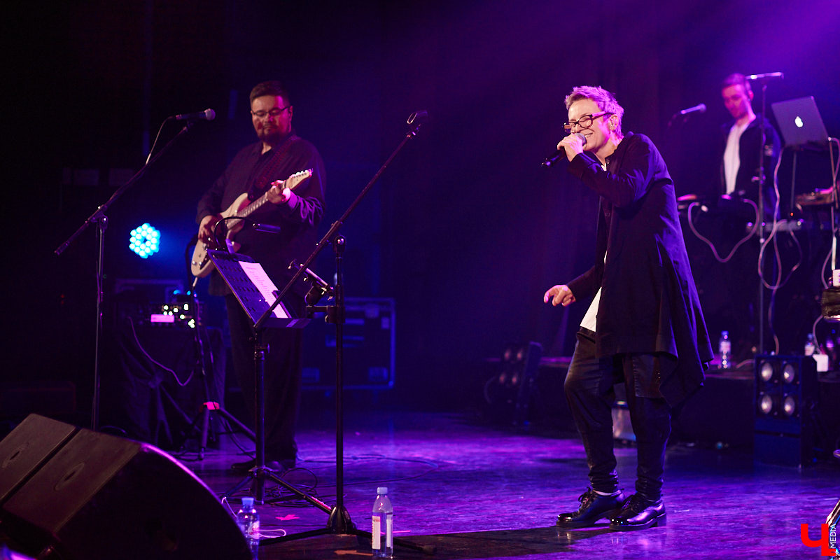 Накануне Международного женского дня к нам во Владимир пожаловали Светлана Сурганова и ее оркестр. Это был первый после длительной паузы концерт певицы.