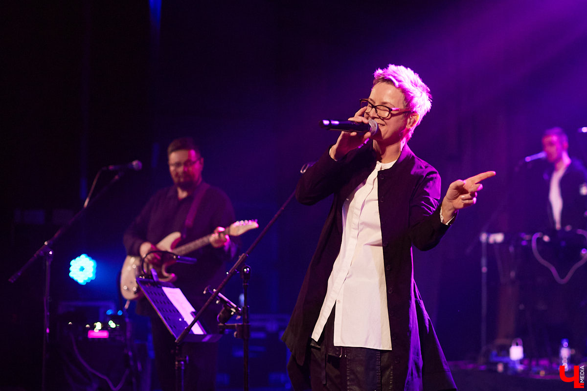 Накануне Международного женского дня к нам во Владимир пожаловали Светлана Сурганова и ее оркестр. Это был первый после длительной паузы концерт певицы.