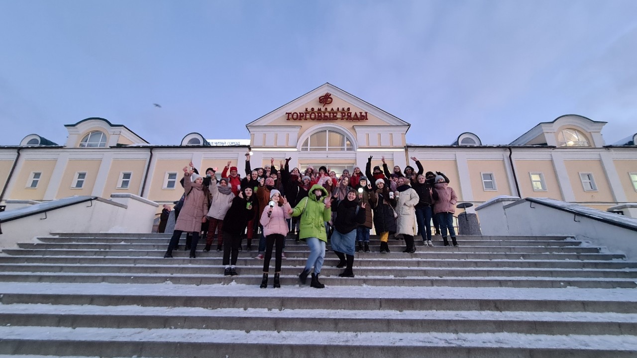 Один и тот же ролик на большом экране возле Торговых рядов показали 264 раза за сутки! За это время фанатки корейской группы BTS успели шумно поздравить своего кумира - солиста бойз-бенда, Мин Юнги. Толпа кричала что-то на корейском языке. Поняли только те, кто в теме. Мы попытались разобраться.