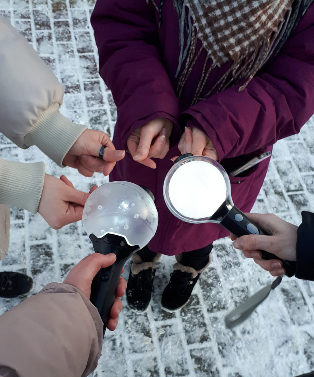 Один и тот же ролик на большом экране возле Торговых рядов показали 264 раза за сутки! За это время фанатки корейской группы BTS успели шумно поздравить своего кумира - солиста бойз-бенда, Мин Юнги. Толпа кричала что-то на корейском языке. Поняли только те, кто в теме. Мы попытались разобраться.