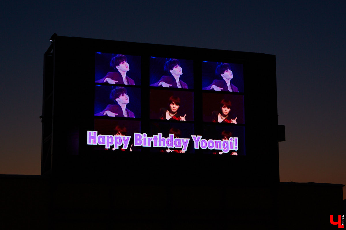 Один и тот же ролик на большом экране возле Торговых рядов показали 264 раза за сутки! За это время фанатки корейской группы BTS успели шумно поздравить своего кумира - солиста бойз-бенда, Мин Юнги. Толпа кричала что-то на корейском языке. Поняли только те, кто в теме. Мы попытались разобраться.