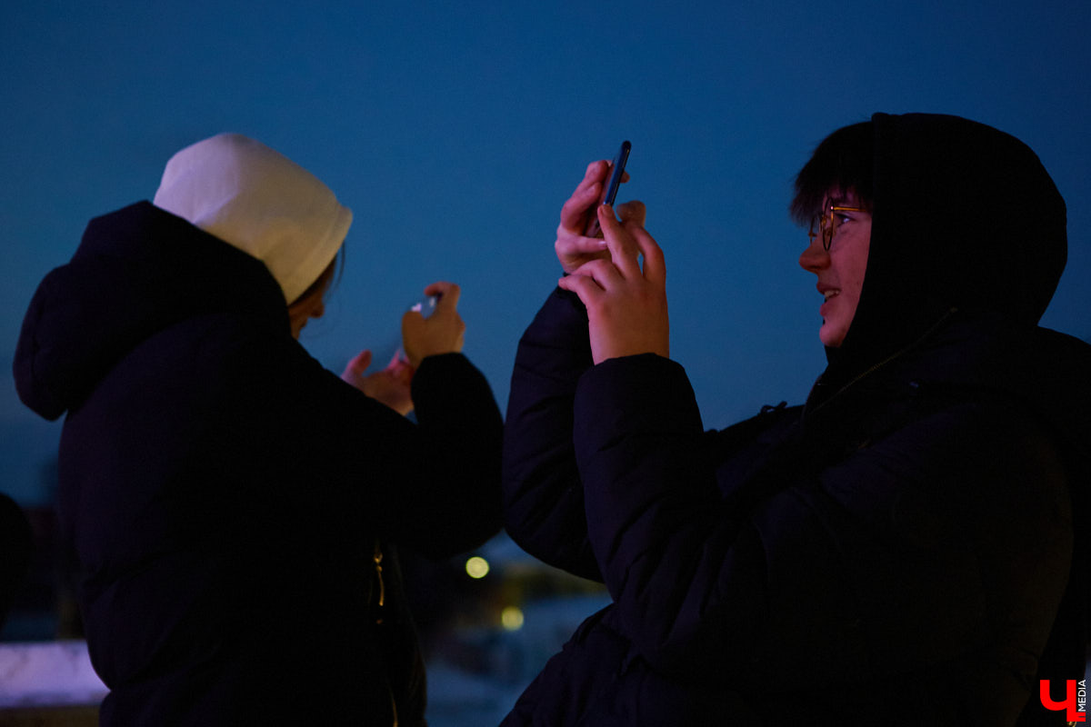 Один и тот же ролик на большом экране возле Торговых рядов показали 264 раза за сутки! За это время фанатки корейской группы BTS успели шумно поздравить своего кумира - солиста бойз-бенда, Мин Юнги. Толпа кричала что-то на корейском языке. Поняли только те, кто в теме. Мы попытались разобраться.
