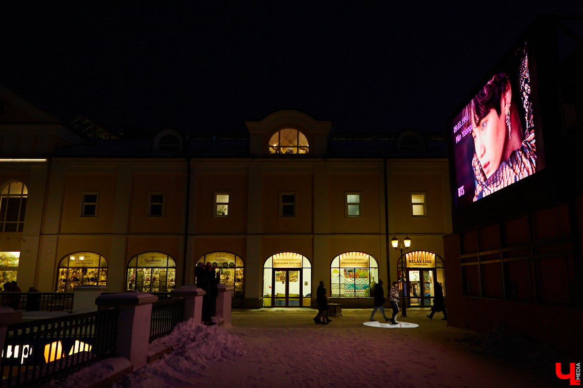 Один и тот же ролик на большом экране возле Торговых рядов показали 264 раза за сутки! За это время фанатки корейской группы BTS успели шумно поздравить своего кумира - солиста бойз-бенда, Мин Юнги. Толпа кричала что-то на корейском языке. Поняли только те, кто в теме. Мы попытались разобраться.