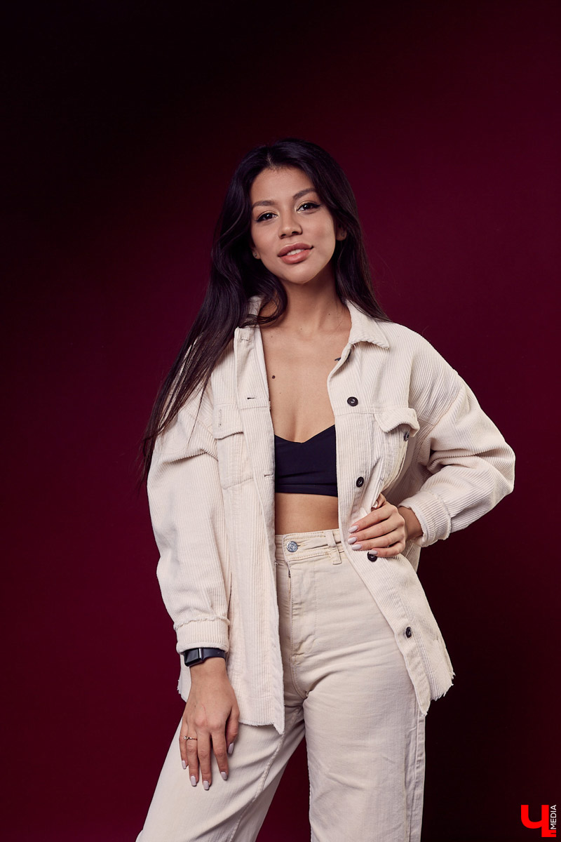 Тахмина Исмаилова занимается наращиванием ресниц на дому и обучается искусству визажа. В свободное время девушка демонстрирует наряды в фотостудии и рассказывает о своем стиле.