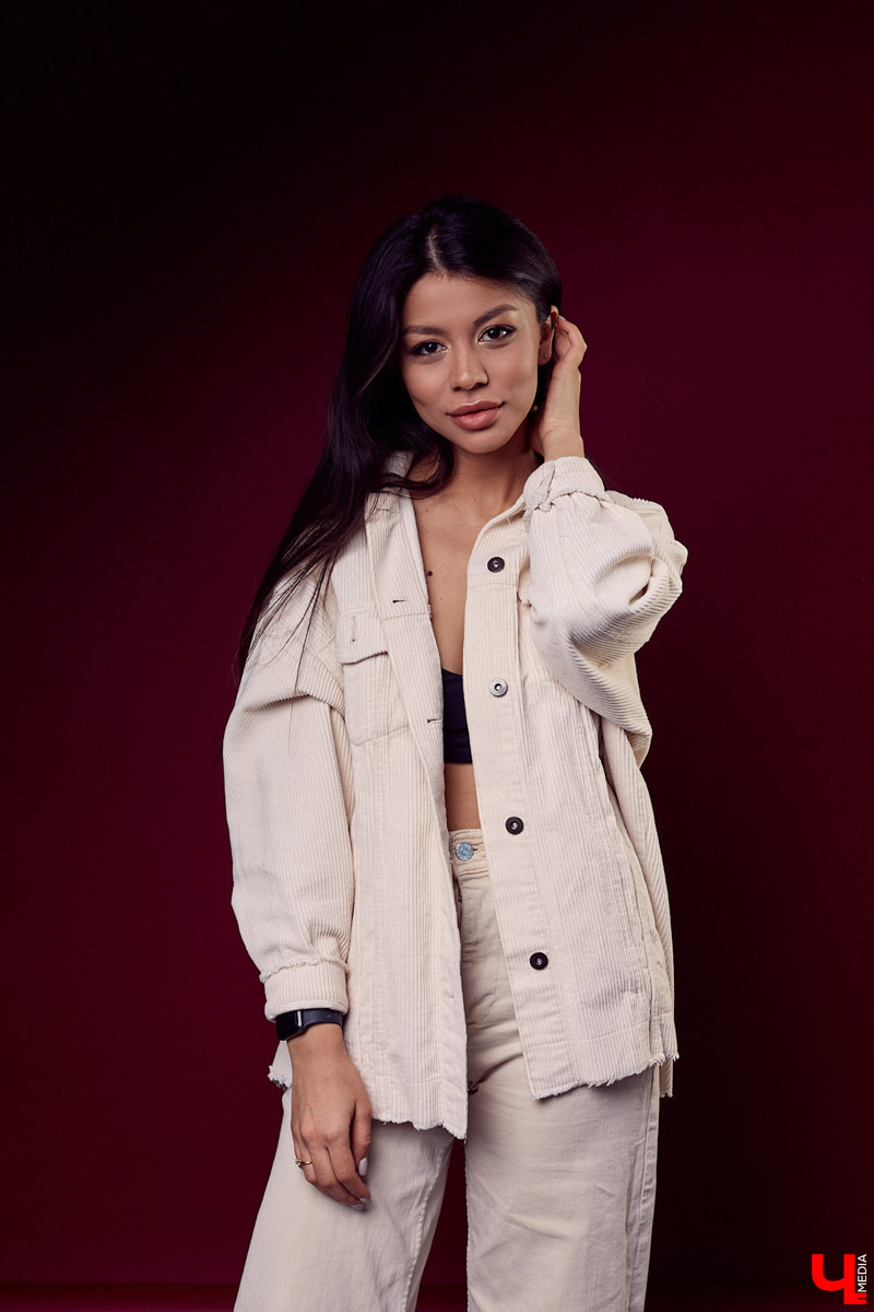 Тахмина Исмаилова занимается наращиванием ресниц на дому и обучается искусству визажа. В свободное время девушка демонстрирует наряды в фотостудии и рассказывает о своем стиле.