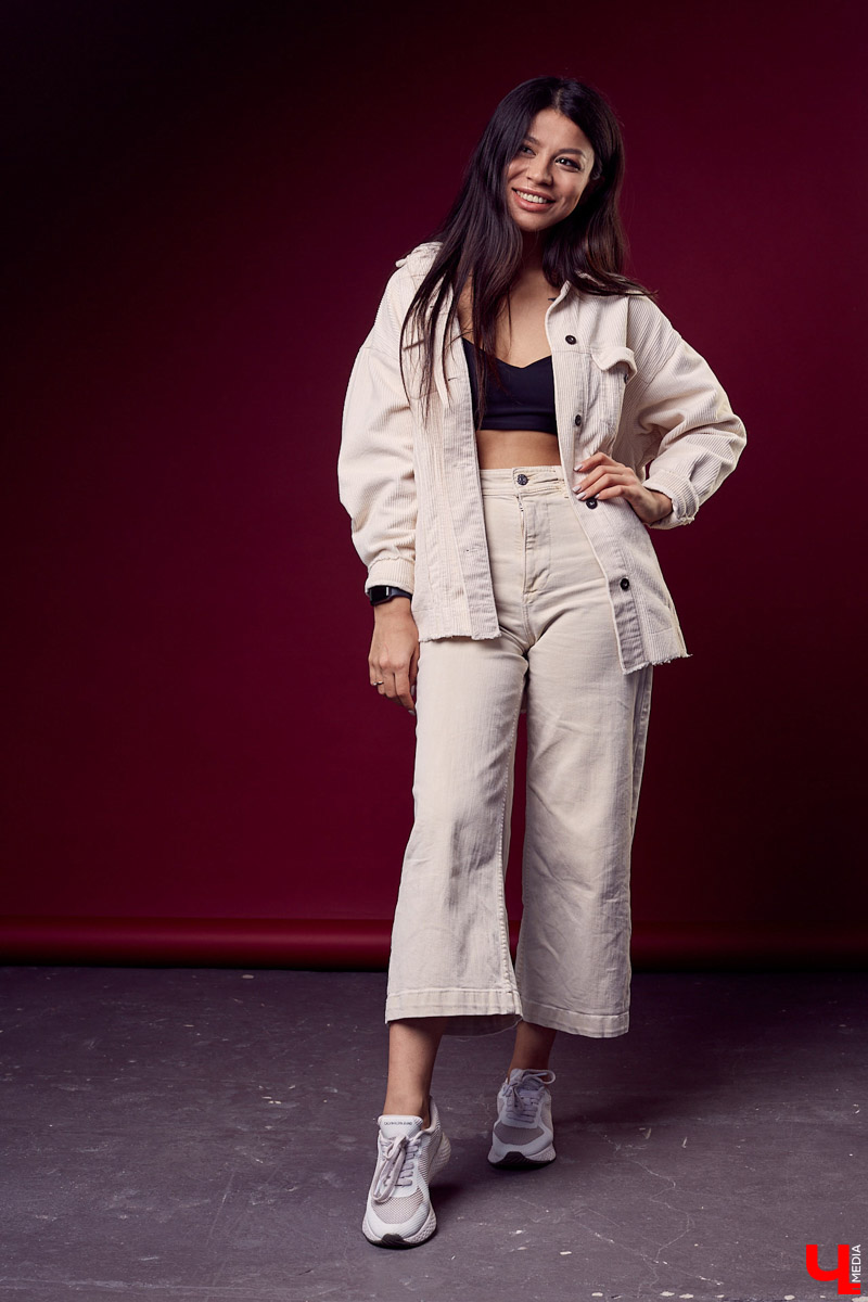 Тахмина Исмаилова занимается наращиванием ресниц на дому и обучается искусству визажа. В свободное время девушка демонстрирует наряды в фотостудии и рассказывает о своем стиле.