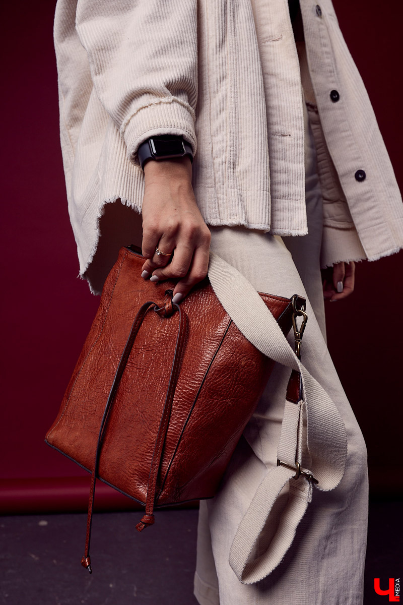 Тахмина Исмаилова занимается наращиванием ресниц на дому и обучается искусству визажа. В свободное время девушка демонстрирует наряды в фотостудии и рассказывает о своем стиле.