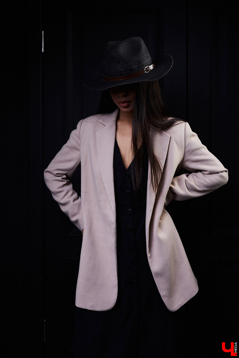 Тахмина Исмаилова занимается наращиванием ресниц на дому и обучается искусству визажа. В свободное время девушка демонстрирует наряды в фотостудии и рассказывает о своем стиле.