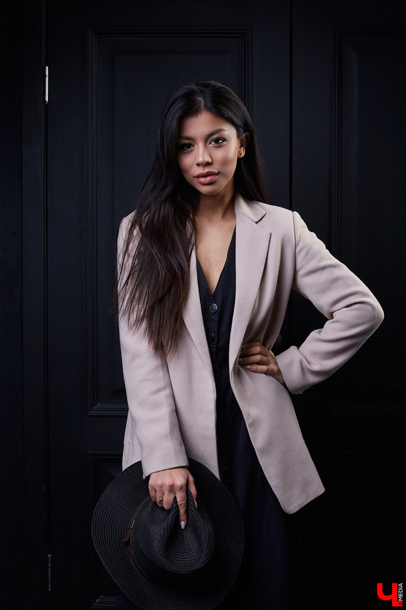 Тахмина Исмаилова занимается наращиванием ресниц на дому и обучается искусству визажа. В свободное время девушка демонстрирует наряды в фотостудии и рассказывает о своем стиле.