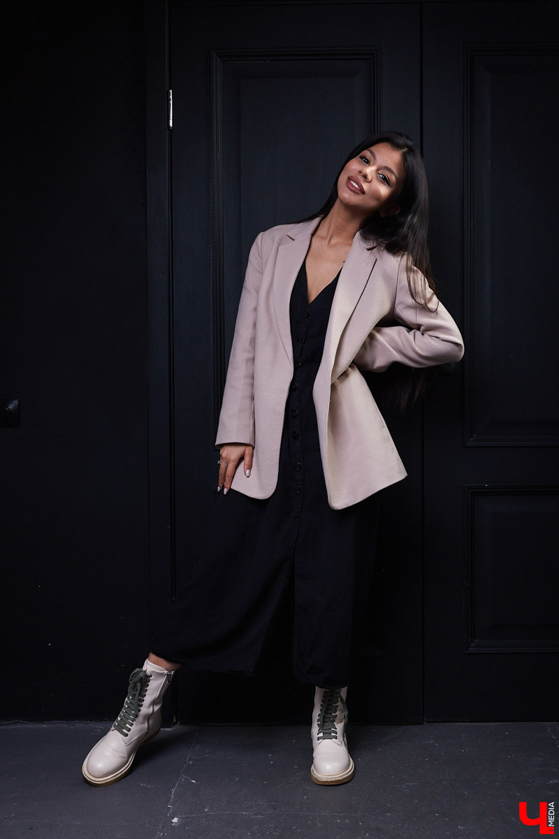 Тахмина Исмаилова занимается наращиванием ресниц на дому и обучается искусству визажа. В свободное время девушка демонстрирует наряды в фотостудии и рассказывает о своем стиле.