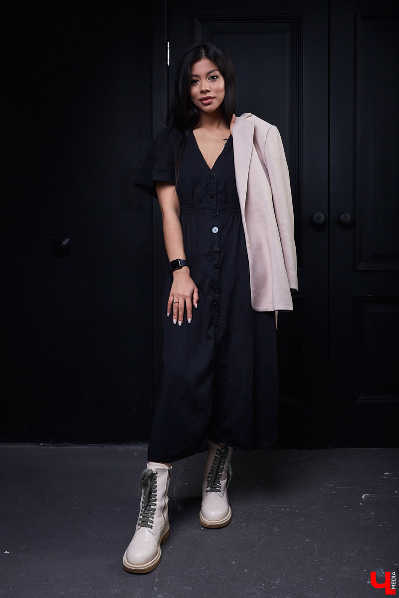 Тахмина Исмаилова занимается наращиванием ресниц на дому и обучается искусству визажа. В свободное время девушка демонстрирует наряды в фотостудии и рассказывает о своем стиле.