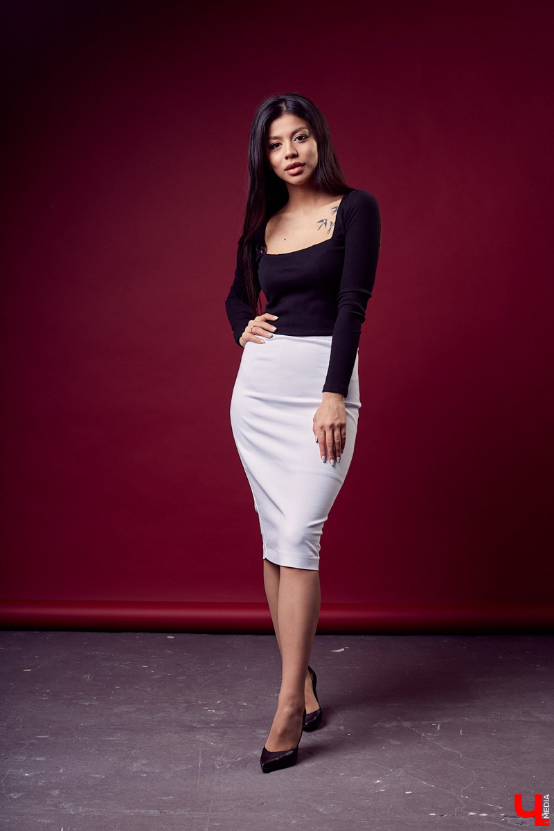 Тахмина Исмаилова занимается наращиванием ресниц на дому и обучается искусству визажа. В свободное время девушка демонстрирует наряды в фотостудии и рассказывает о своем стиле.