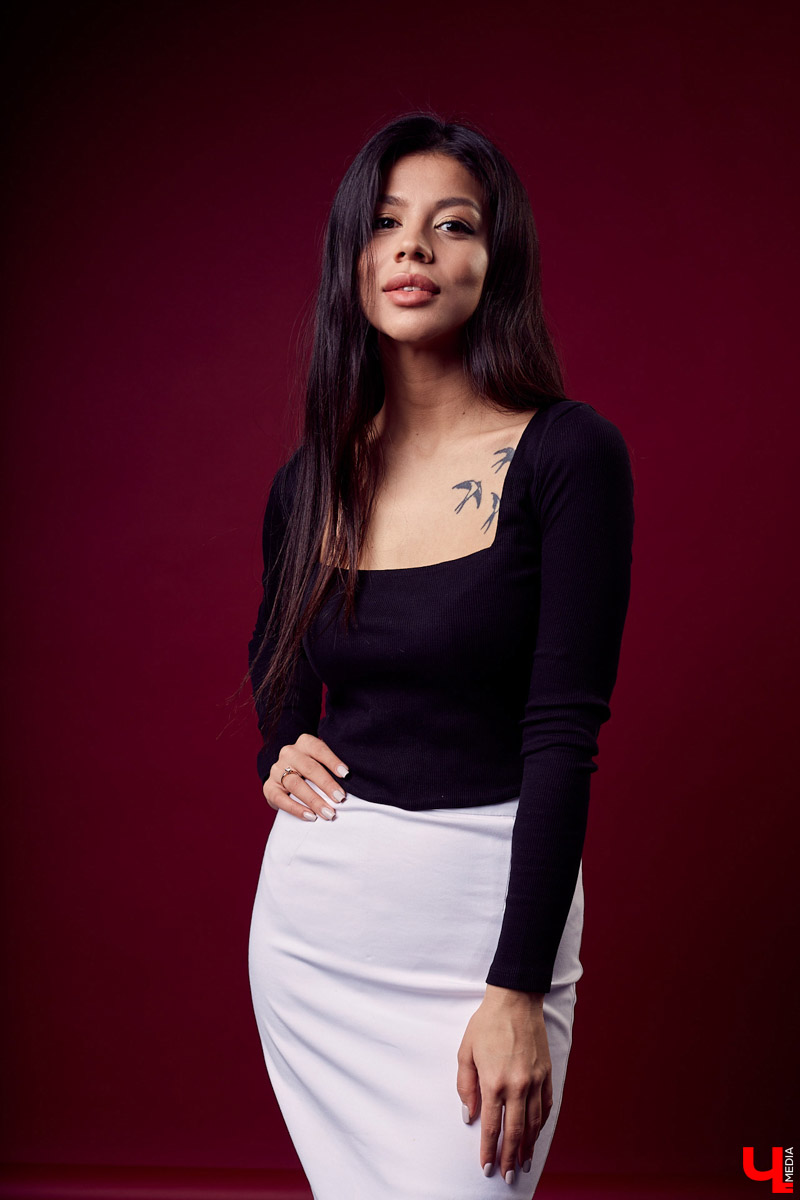 Тахмина Исмаилова занимается наращиванием ресниц на дому и обучается искусству визажа. В свободное время девушка демонстрирует наряды в фотостудии и рассказывает о своем стиле.