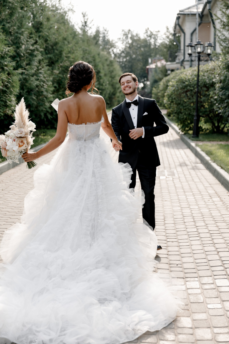 Во Владимире насчитывается более ста пятидесяти свадебных фотографов. К сожалению, не все из них соответствуют современным требованиям. Как же найти достойного?