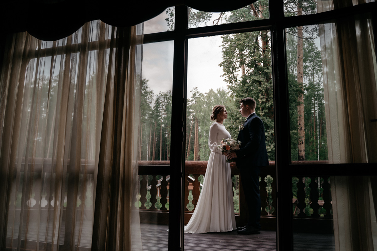 Во Владимире насчитывается более ста пятидесяти свадебных фотографов. К сожалению, не все из них соответствуют современным требованиям. Как же найти достойного?